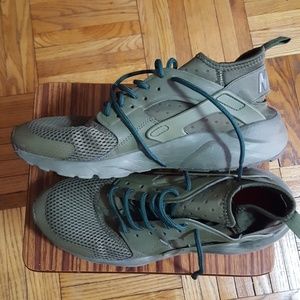 Green Nike huarache size 11